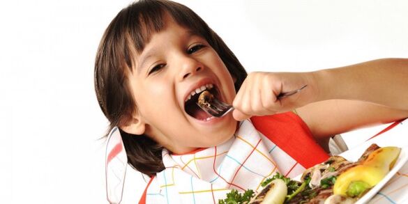 يأكل الطفل الخضار أثناء اتباع نظام غذائي مصاب بالتهاب البنكرياس
